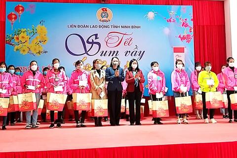 Đồng chí Bí thư Trung ương Đảng, Trưởng Ban Dân vận Trung ương tặng quà CNLĐ tỉnh Ninh Bình