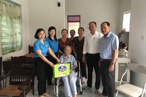 Công đoàn Viên chức tỉnh Ninh Bình  thăm, tặng quà các cụ cao tuổi nhân ngày Quốc tế người cao tuổi
