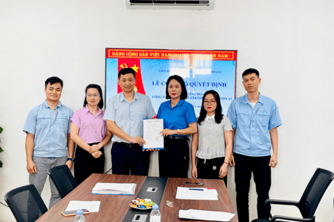 Liên đoàn Lao động thành phố Hoa Lư tổ chức công bố quyết định thành lập 02 Công đoàn cơ sở