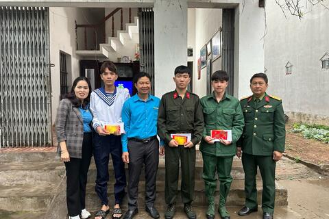 LĐLĐ huyện Yên Khánh: Gặp mặt, tặng quà công nhân nhập ngũ