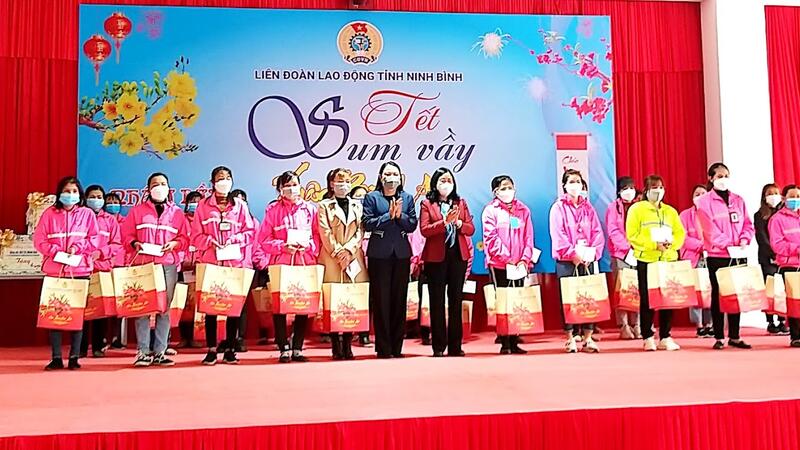 Đồng chí Bí thư Trung ương Đảng, Trưởng Ban Dân vận Trung ương tặng quà CNLĐ tỉnh Ninh Bình