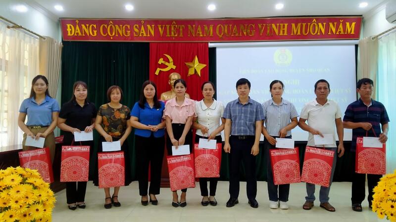 LĐLĐ huyện Nho Quan tổ chức gặp mặt đoàn viên, CNVCLĐ là con liệt sĩ nhân dịp kỷ niệm 77 năm ngày Thương binh Liệt sĩ