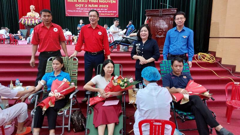 Đoàn viên công đoàn Yên Khánh chung tay giữ nhịp đập trái tim người bệnh