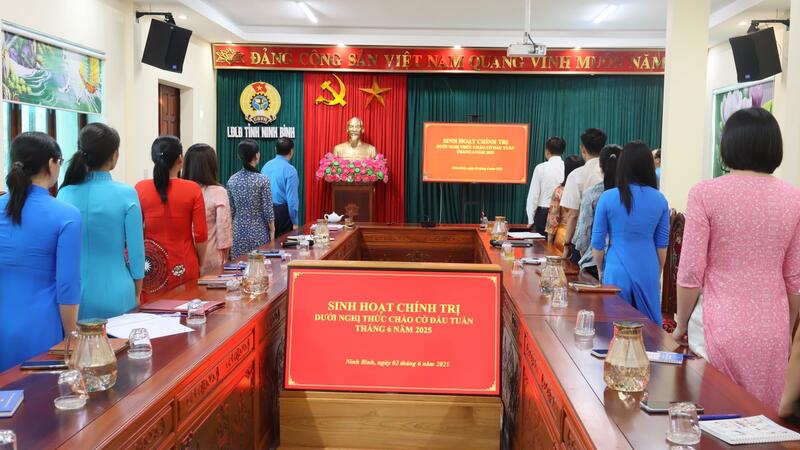 Liên đoàn Lao động tỉnh tổ chức sinh hoạt dưới nghi thức chào cờ đầu tuần tháng 6 năm 2025