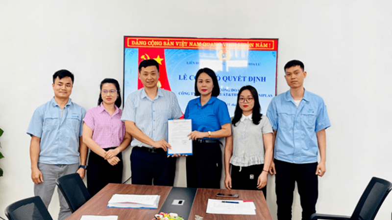 Liên đoàn Lao động thành phố Hoa Lư tổ chức công bố quyết định thành lập 02 Công đoàn cơ sở
