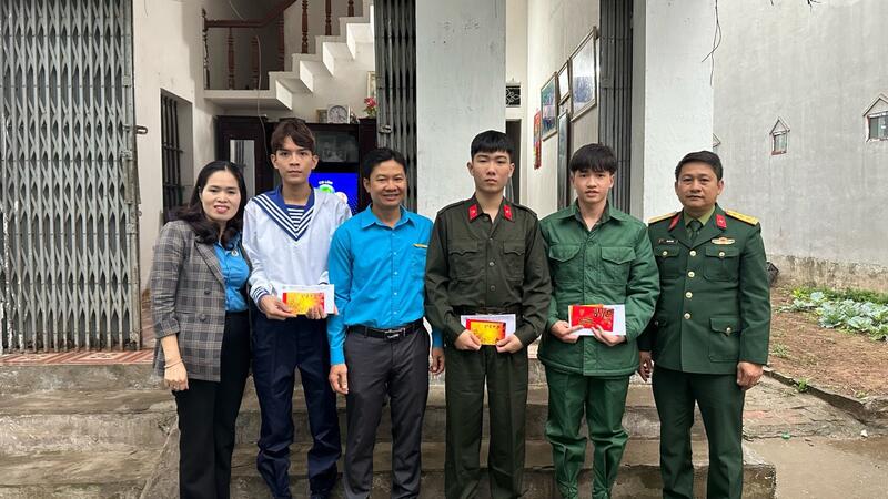 LĐLĐ huyện Yên Khánh: Gặp mặt, tặng quà công nhân nhập ngũ