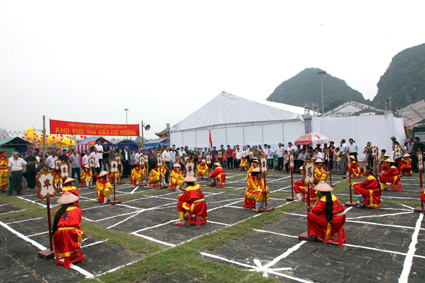 Thi đấu cờ người tại Lễ hội Hoa Lư năm 2017. Ảnh: Minh Quang