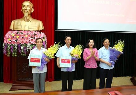 Đồng chí Bí thư Tỉnh ủy tặng quà, chúc mừng 2 đồng chí nghỉ công tác và chúc mừng đồng chí Trần Hồng Quảng, TVTU, Chủ tịch HĐND tỉnh được bầu