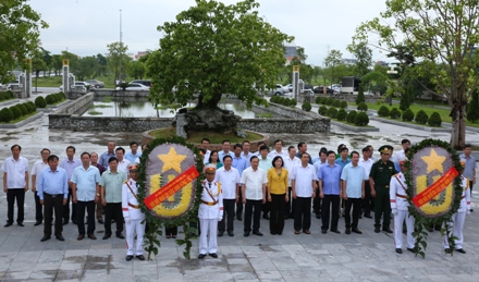  Đoàn đại biểu của tỉnh dâng hương tại Đài tưởng niệm liệt sỹ tỉnh. 