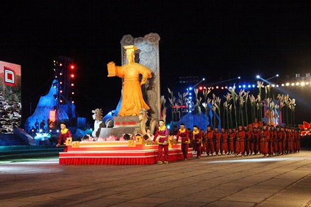 Màn diễu hành của 9 xe mô hình ca ngợi công lao to lớn của các vị tiền nhân, tiền bối có công lớn trong xây dựng Nhà nước Đại Cồ Việt.